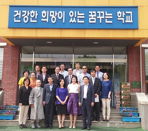 이주영 부장판사(앞줄 우측 세번째)일행이 대전소년원을 방문하고 기념촬영.