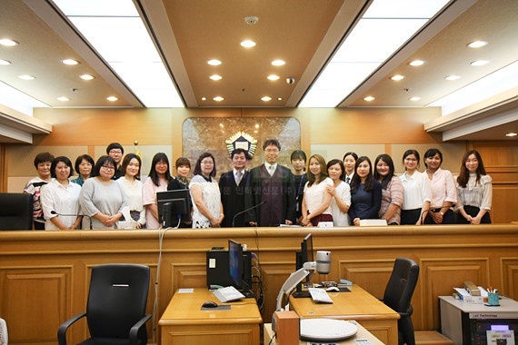 다문화가족 통·번역인등이 법관과 기념촬영.