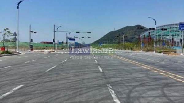 신항만 물류단지 왕복8차로 도로에서 드리프트(코너를 돌때 페달을 끝까지 밟으면 뒤 바퀴가 옆으로 미끄러지는 현상)한 흔적.