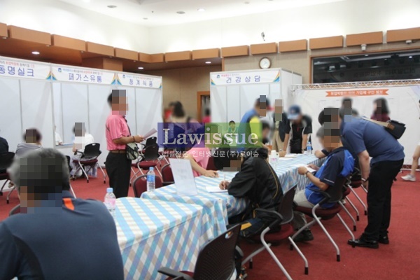 23일 진주시청 시민홀에서 ‘희망플러스 허그일자리 취업박람회’를 개최하고 있다.