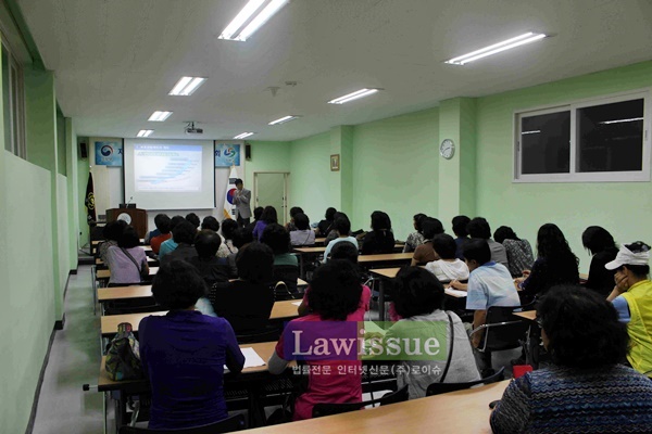 통장 50명을 상대로 보호관찰 업무에 대해 설명하고 있다.