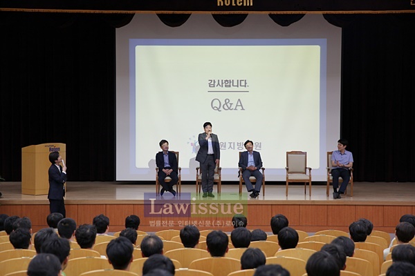 법원판사들이 기업체 등을 찾아가 법률강좌를 하고 질의응답 시간을 갖고 있다.