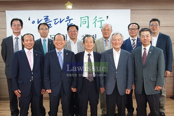 경남변호사회 회장단과 합포문화동인회 운영위원들이 기념촬영.