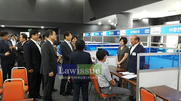 황철규 지검장 등이 취업박람회 참여 업체관계자들을 격려하고 있다.