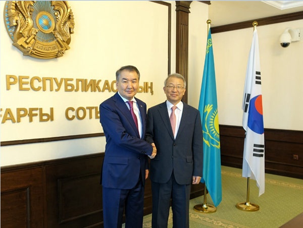 양승태 대법원장(우)과 마미 카이트라 카자흐스탄 대법원장 공식회담 사진(사진제공=대법원)