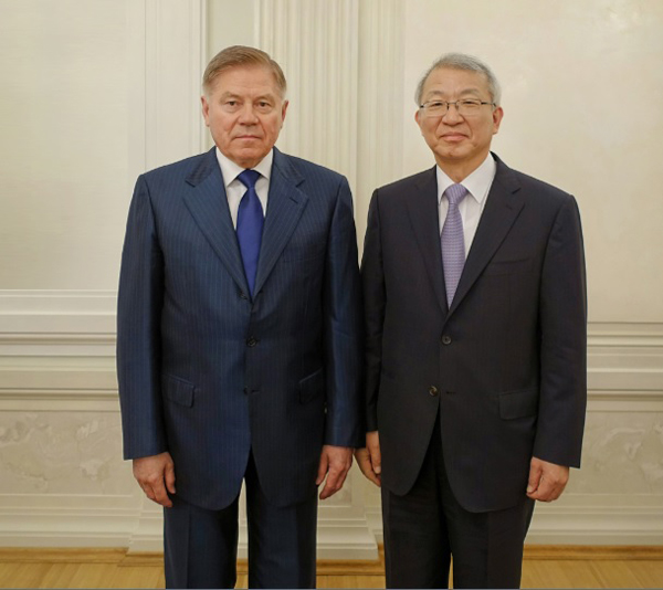 양승태 대법원장(우)과 레베데프 바체슬라프 러시아 연방 대법원장 공식회담(사진 대법원)