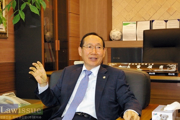 경남지역은 법조비리가 없는 청정구역이라고 자신하고 있는 황석보 경남지방변호사회장.