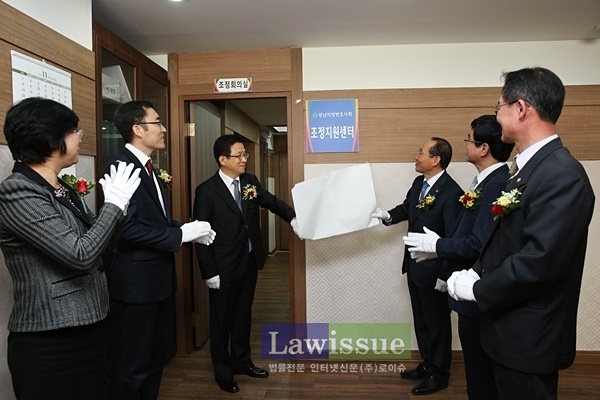 경남지방변호사회관에서 조정지원센터 현판식(사진왼쪽부터김은숙창원지법사무국장,권오석창원지법부장판사,이강원창원지법원장,황석보경남지방변호사회장,이재철경남지방변호사회조정지원센터장(변호사),김재상경남지방변호사회재무이사).