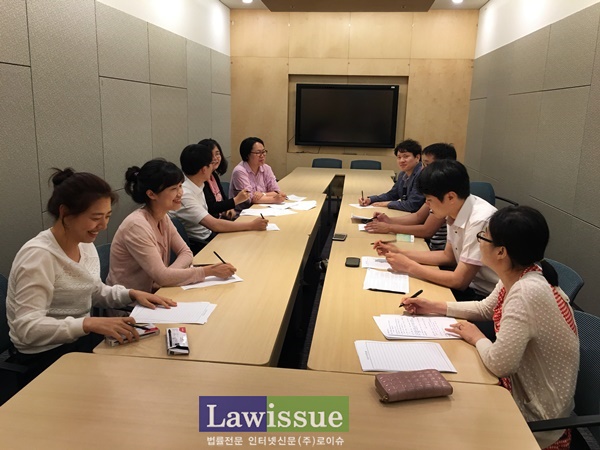 단독판사들이 분임토의를 하고 있다.