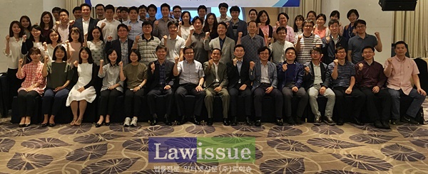 이강원 법원장 등 판사들이 기념촬영을 하며 파이팅을 하고 있다.