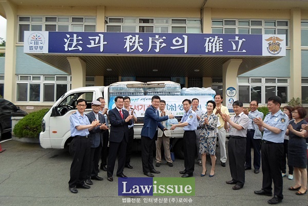 교정협의회 한병호 회장이 부산구치소 홍봉희 총무과장에게 생수를 전달하고 있다.