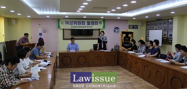 여성위원회 월례회서 반명숙 회장이 인사말을 하고 있다.