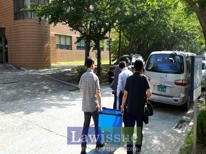 BK21사업단 압수수색모습.