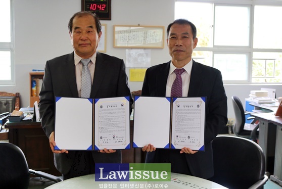 박종현 교장과 이양근 센터장(사진우측)이 업무협약서를 내보이며 기념촬영.