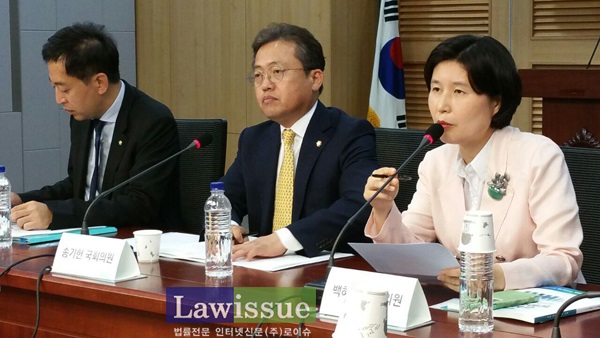 왼쪽부터 세미나를 공동 개최한 검사 출신 금태섭 의원, 송기헌 의원, 백혜련 의원