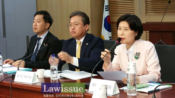 왼쪽부터 세미나를 공동 개최한 검사 출신 금태섭 의원, 송기헌 의원, 백혜련 의원