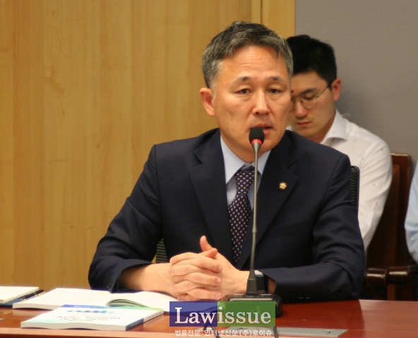 지난 18일 국회에서 열린 검찰개혁 세미나에 참석해 발언하는 표창원 더불어민주당 의원