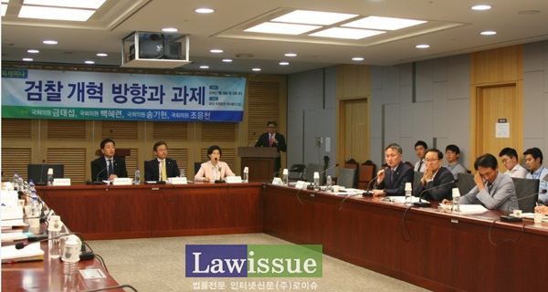 지난 18일 국회에서 열린 검찰개혁 세미나에 참석해 발언하는 표창원 더불어민주당 의원