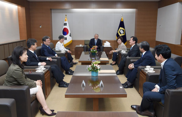 지난 18일 양승태 대법원장과 환담하는 대법관후보추천위원회 위원들(사진=대법원)