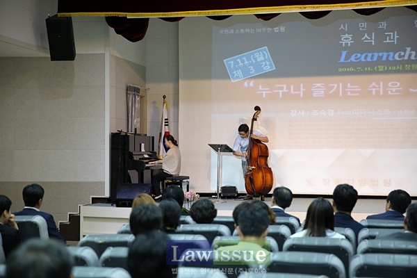 조숙경 피아니스트와 최광문 교수가 협연을 펼치고 있다.