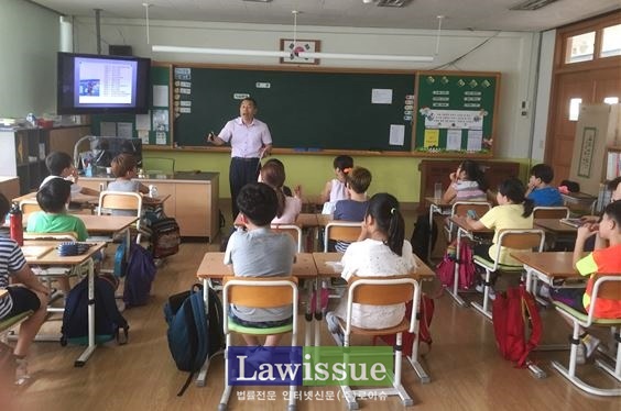 이양근 센터장이 무룡초등학교 학생들을 상대로 학교폭력예방교육을 하고 있다.