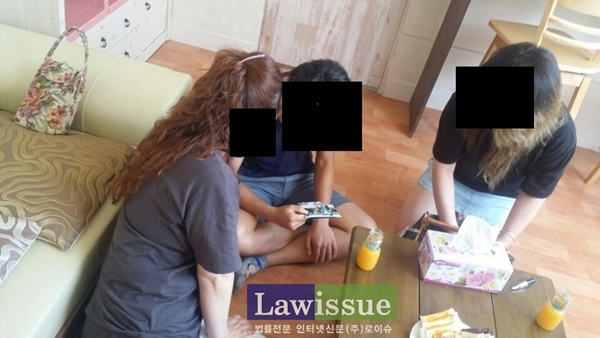 12년만에 가족을 상봉한 A군이 사진을 보고 있다.