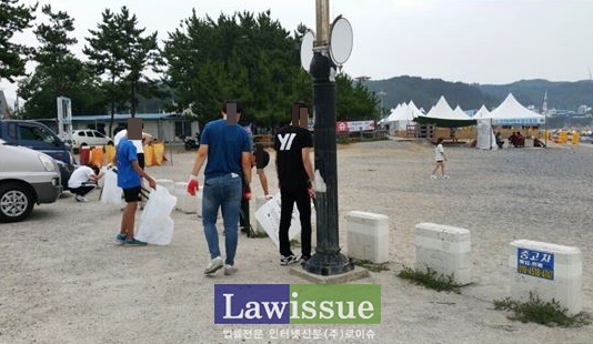 사회봉사명령대상자들이 해수욕장 쓰레기를 수거하고 있다.