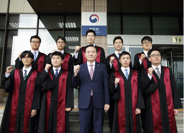 김현웅 법무부장관이 1일 정부과천청사에서 임관된 신임검사들과 기념촬영을 하고 있다.(사진=법무부)