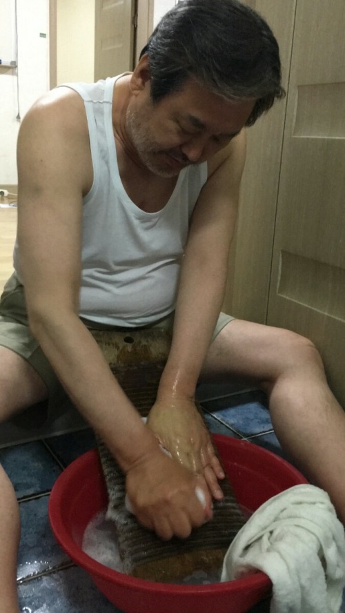 러닝셔츠 입고 손빨래 하는 김무성 전 대표 (사진=김무성 페이스북)