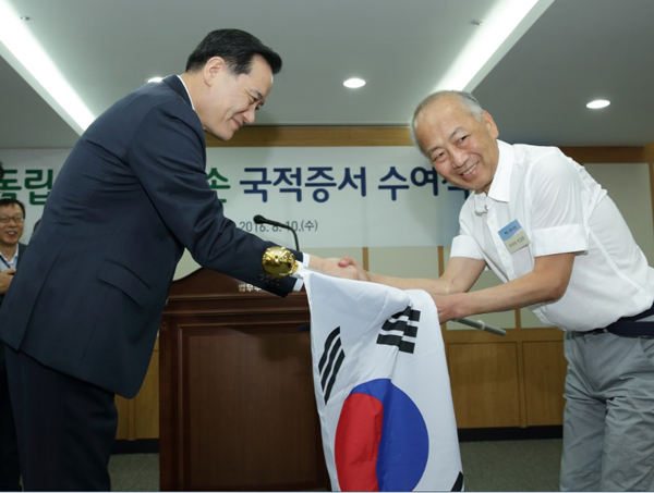 김현웅 법무부 장관이 10일 정부과천청사 법무부 대회의실에서 열린 `독립 유공자 후손 국적증서 수여식`에서 항일 무장 독립운동을 이끈 허위 선생의 후손에게 국적증서를 수여하고있다. (사진=법무부)