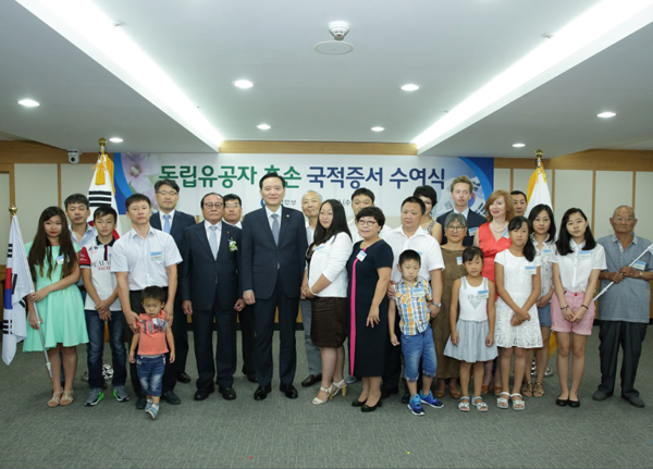 김현웅 법무부 장관이 10일 정부과천청사 법무부 대회의실에서 열린 `독립 유공자 후손 국적증서 수여식`에서 참석자들과 기념촬영을 하고있다.(사진=법무부)