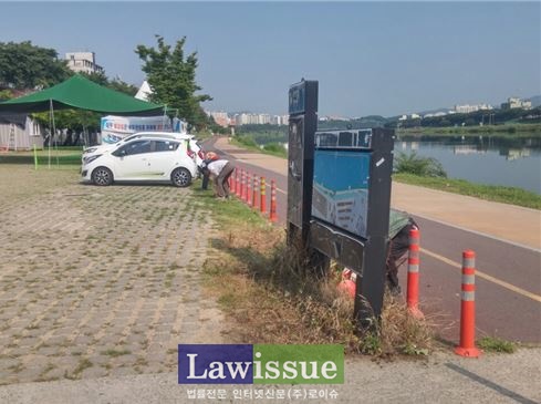 사회봉사명령대상자들이 금호강 물놀이장 주변 잡초를 제거하고 있다.