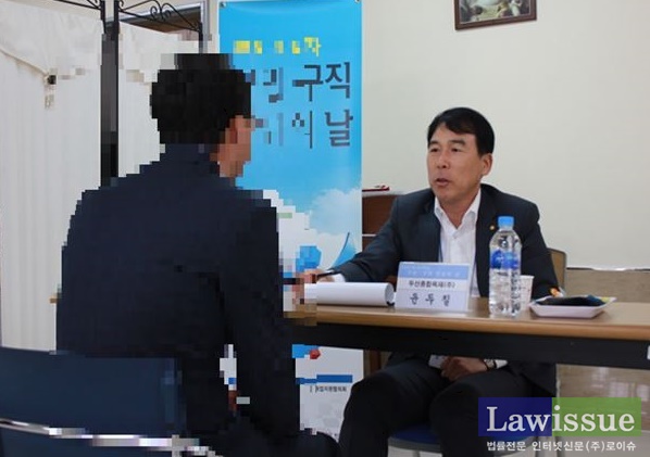 수용자가 업체관계자의 질문에 답하고 있다.