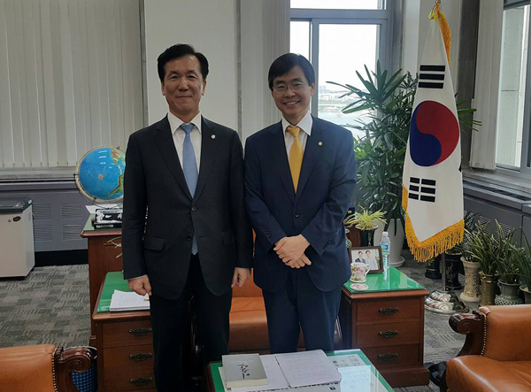 10일 조경태 의원실에서 만난 하창우 변협회장(좌)