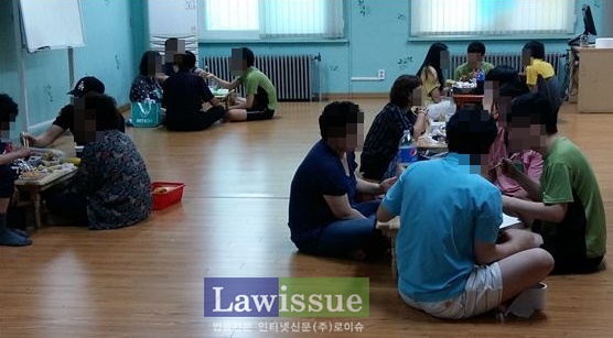 모범생활을 하고 있는 위탁 청소년들이 가족과 함께 음식을 먹으며 소중한 시간을 보내고 있다.