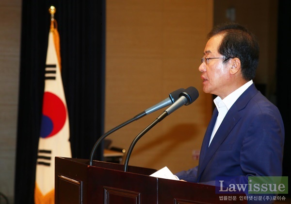 홍준표 경남도지사가 제71주년 광복절 경축식에서 경축사를 하고 있다.