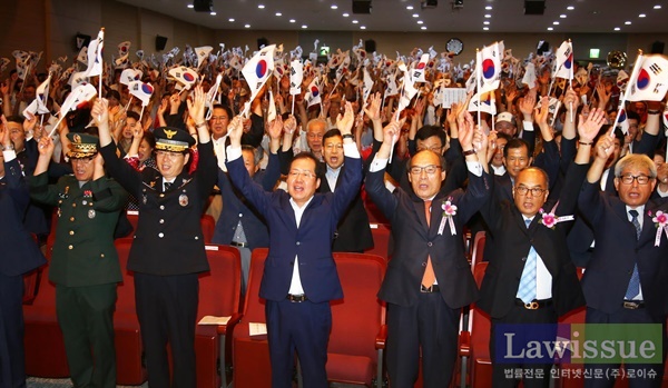 제71주년 광복절 경축행사 참석자들이 만세삼창을 하고 있다.