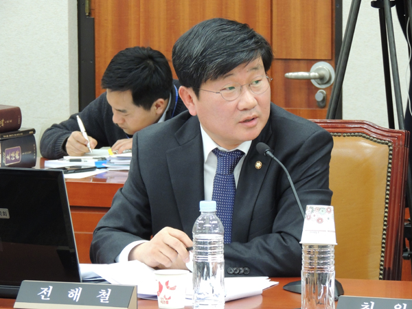 변호사 출신 전해철 더불어민주당 의원