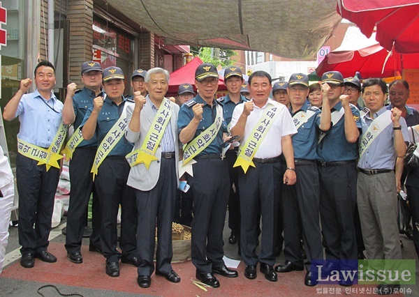 류상열 경찰서장 등 경찰관 20여명과 화원농협직원, 생활안전협의회장 등이 화원 5일장을 찾아 4대사회악근절 캠페인을 벌이고 파이팅을 하고 있다.