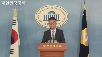 18일 이재경 대변인이 국회 정론관에서 기자회견을 열고 있다.