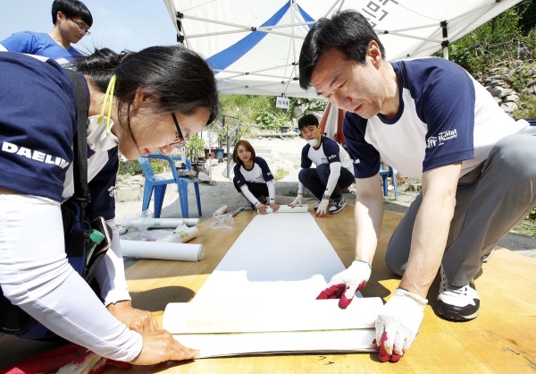 김한기 대림산업 사장(우측)이 서울시 성북구 성북동에 방문해 희망의 집 고치기 활동을 진행하고 있다.