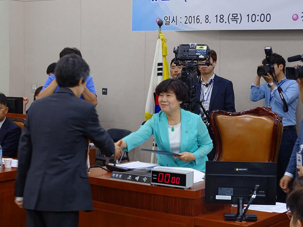 김재형 대법관 후보자가 조배숙 인사청문특위 위원장과 악수하고 있다(사진=조배숙 의원 페이스북)