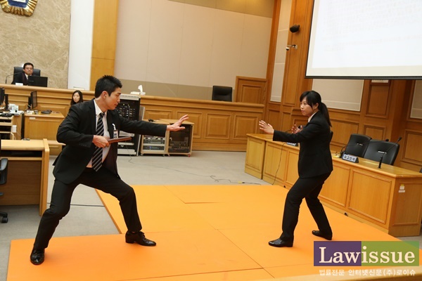 흉기를 소지하고 위해하려는 사람을 제압하기 위해 대치하고 있다.