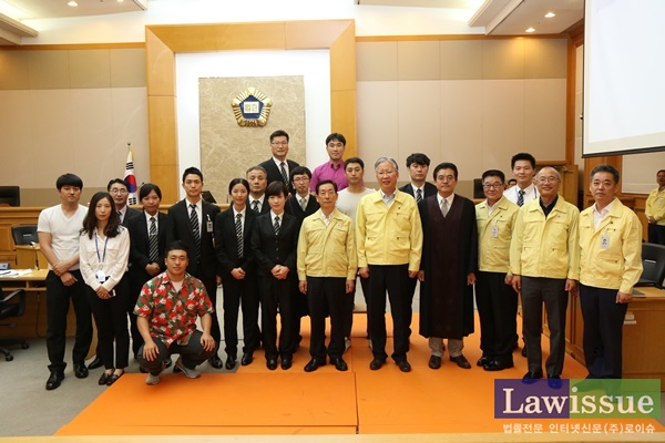 윤인태 부산고법원장(우측6번째), 강민구 부산지법원장(우측5번째) 등이 을지훈련을 마치고 기념촬영.