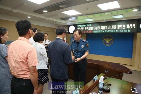 조현배 청장이 입상자에게 상패를 수여하며 격려하고 있다.