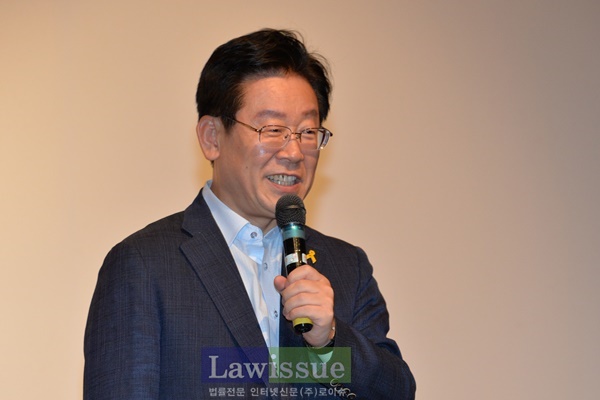이재명 성남시장이 여수서 강연을 펼치고 있다.