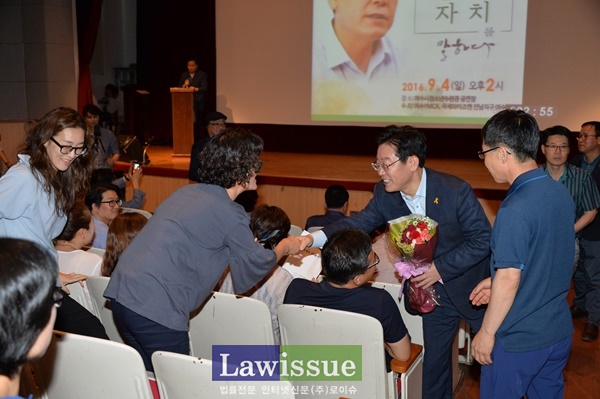이재명 시장이 참석자들과 악수를 나누고 있다.