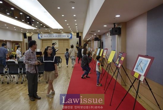 참석자들이 수상작품들을 보고 있다.