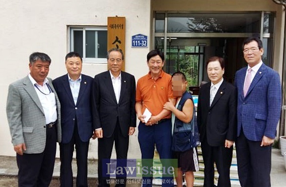 대구교정청 교정연합회에서 창원소망원을 방문해 격려금을 전달하고 기념촬영.