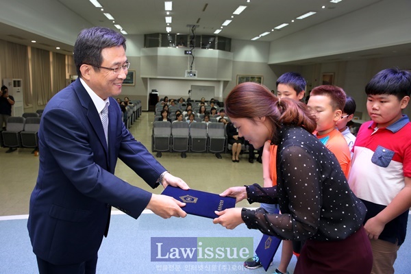 이강원 법원장이 직접 수상팀 교사에게 상장을 수여하고 있다.
